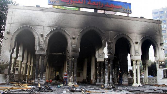 Vypálená mešita v Káhiře.