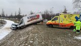 Kuriózní nehoda na Vypichu: Dodávka tlačila auto několik metrů, „dojeli“ až na cyklostezku