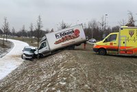 Kuriózní nehoda na Vypichu: Dodávka tlačila auto několik metrů, „dojeli“ až na cyklostezku