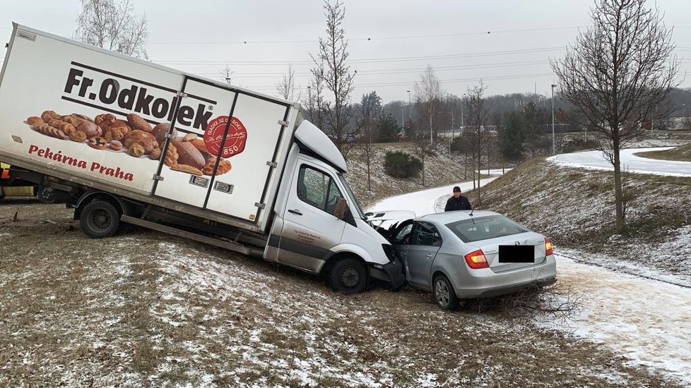 Dodávka se na Vypichu střetla s osobním autem.