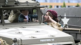 Vojáci na Vypichu: S rodinami a jednotlivci si v Praze připomněli návrat obrněné brigády po válce