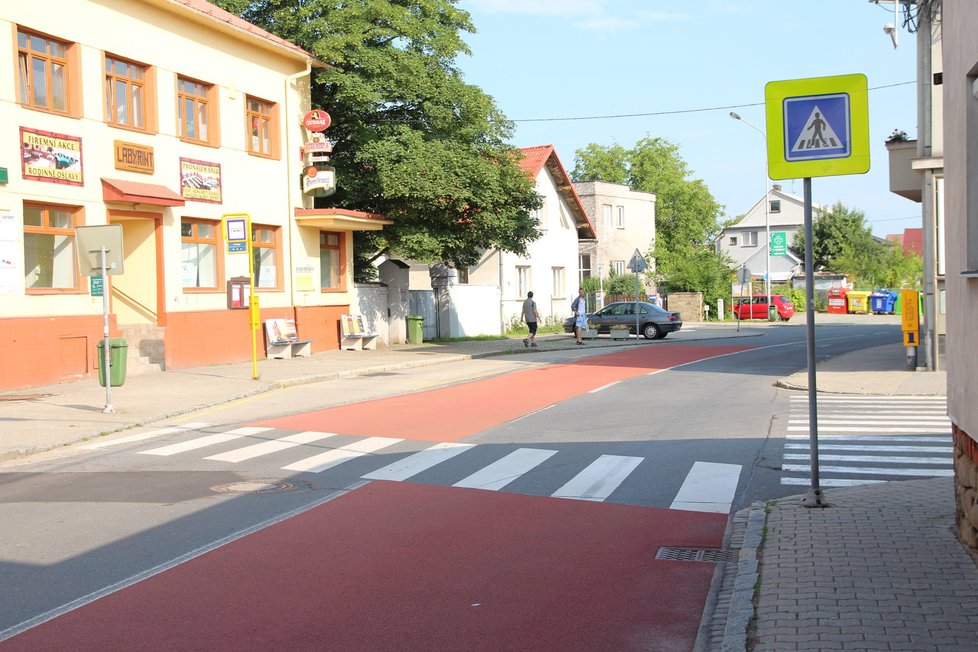 Zatímco modrý nátěr před mostem v Ropici měl premiéru, červených úseků jsou už v Česku desítky. Čas blikačů je hlavně v noci nebo za snížené viditelnosti.