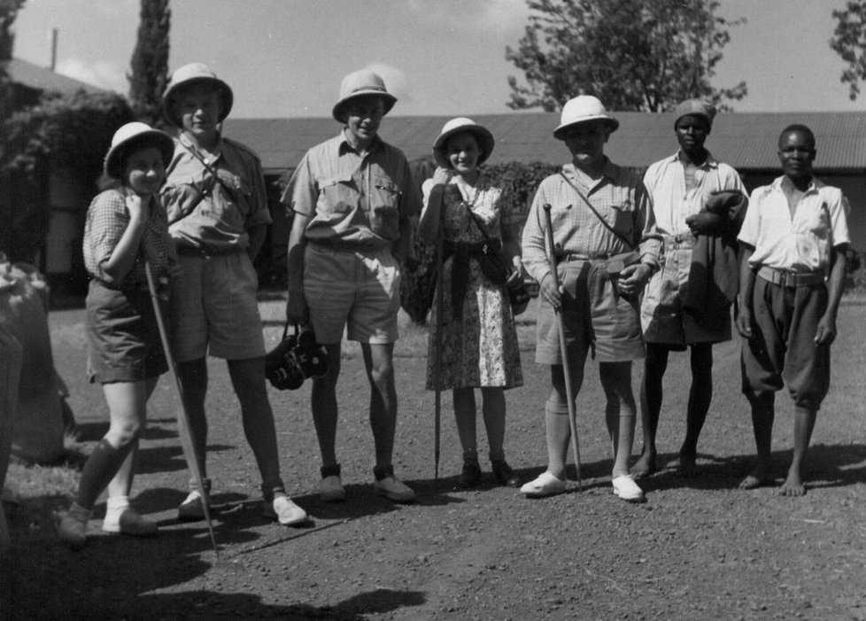 Výprava na Kilimanžáro v lednu 1948 - zleva Helena Šťastná, Jiří Hanzelka, Miroslav Zikmund