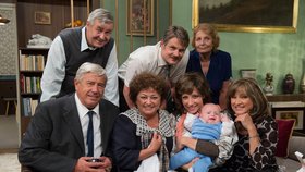 Rodinka z retro seriálu pózuje do rodinného alba