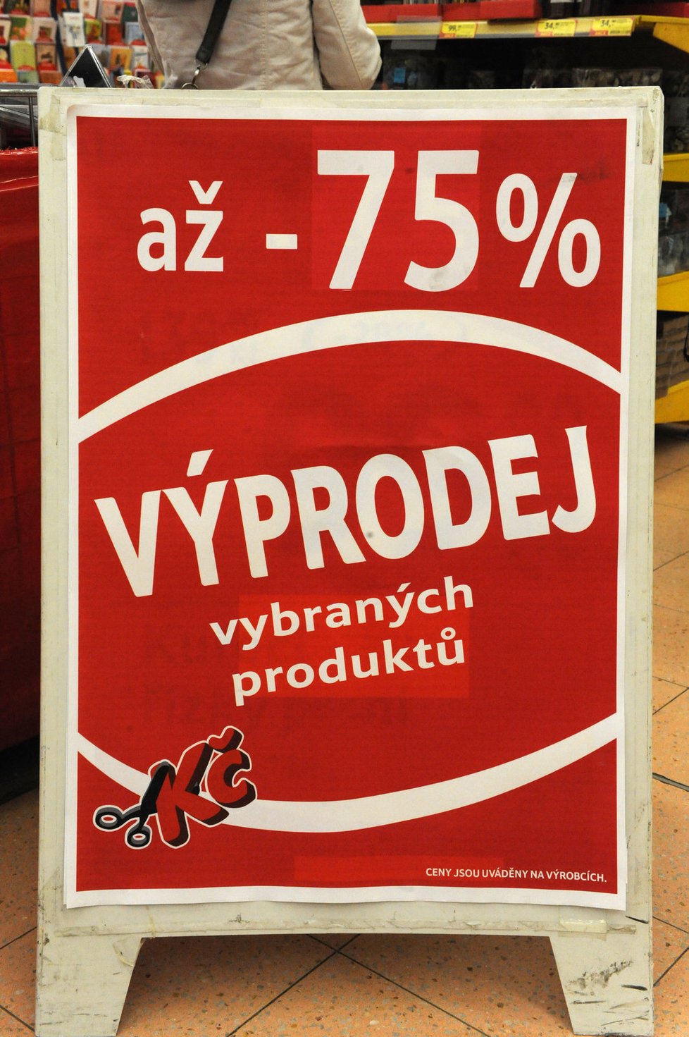 Sezónními výprodeji si prodejci uvolňují místo ve skladech, aby mohli nakoupit nové zboží. Velké obchodní řetězce se otevřou zákazníkům až 27. prosince.