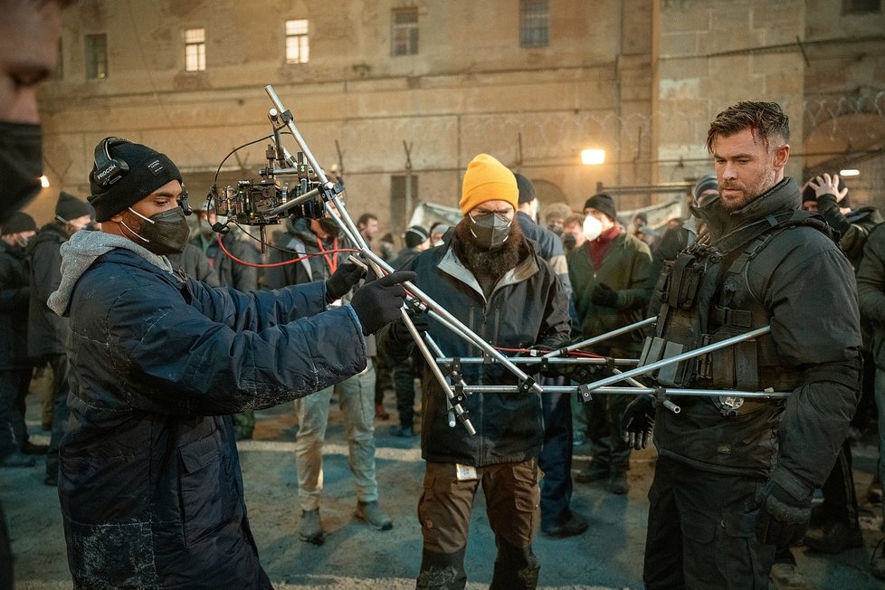 Pokračování jedničky snímku Vyproštění (Extraction, 2020) opět napsali Joe Russo a Anthony Russo. Režisér Sam Hargrave zamířil při natáčení do Česka, kde vznikla podstatná část snímku.