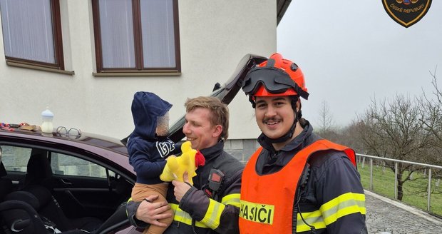 Malý chlapec projevil odvahu.