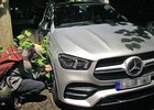 Vypouštění pneumatik SUV už dorazilo i do Česka, aktivisté zaútočili v Brně