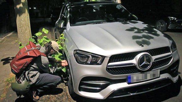 Vypouštění pneumatik SUV už dorazilo i do Česka, aktivisté zaútočili v Brně