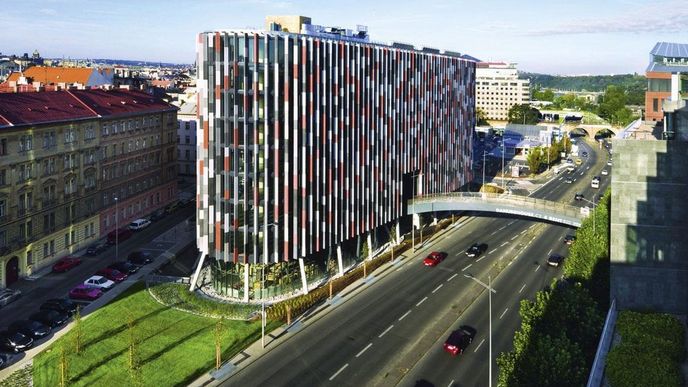 Výrazná architektura. Budova Main Point Karlin, kde se usídlila pojištovna Kooperativa, získala cenu Best of Realty v kategorii nových kanceláří