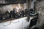 Výroba drog v panelovém domě na Vinohradech se mladé dvojici nevyplatila. Pondělní ranní exploze zničila byt, muž a žena utrpěli popáleniny 2. a 3. stupně.