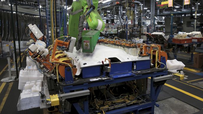 Automatický robot aplikuje lepidlo na střechu vozu Automatický robot aplikuje lepidlo na střechu vozu