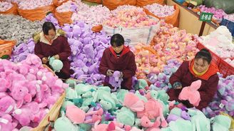 Čínský „ráj“ plyšáků. Nahlédněte do továrny na populární hračky
