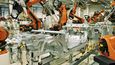 Výrobní roboty v autoprůmyslu - ilustrační foto