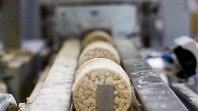 Výroba v továrně na rýžové chlebíčky Good Food.