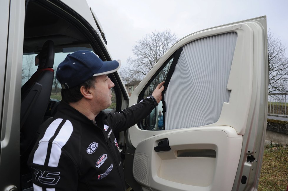 K obytným autům patří i nákladné drobnosti jako clonky v bočních oknech. Má je pochopitelně i auto Romana Pravce.