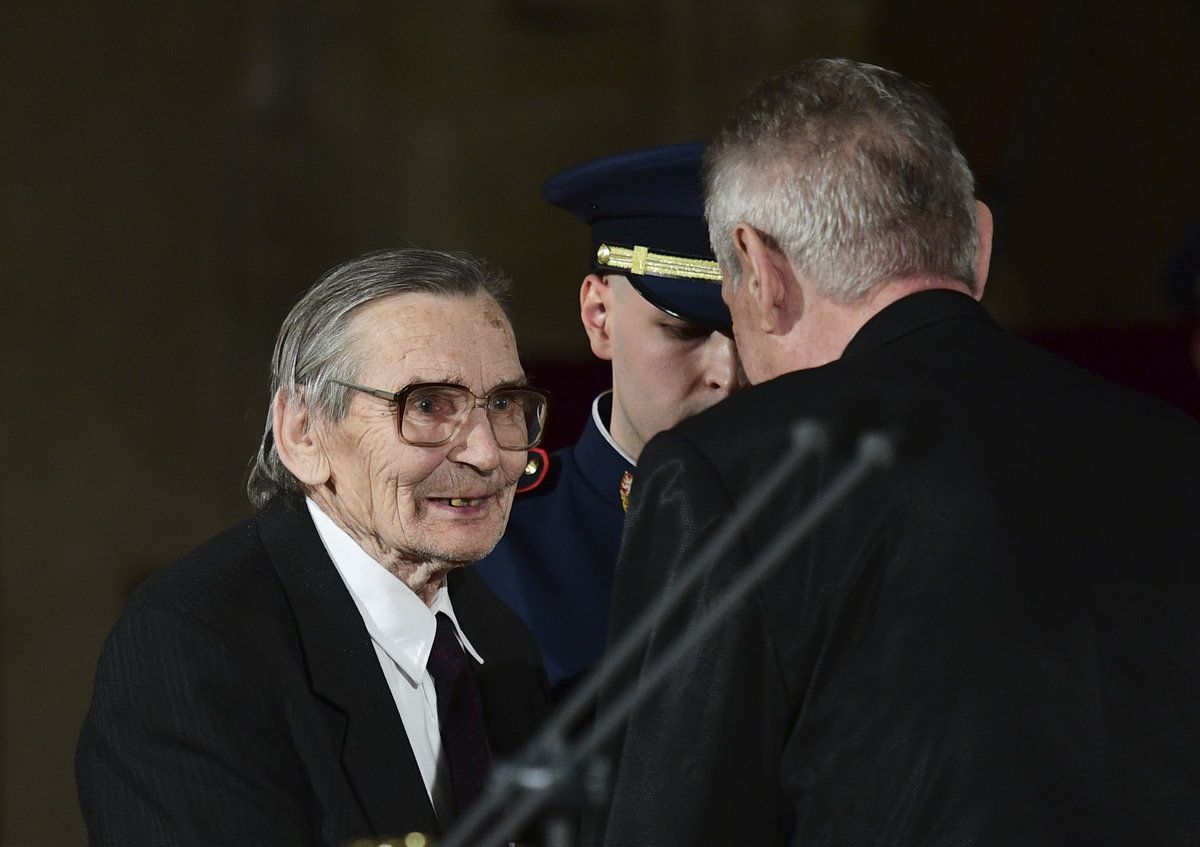 Prezident Zeman uděluje na Hradě státní vyznamenání.