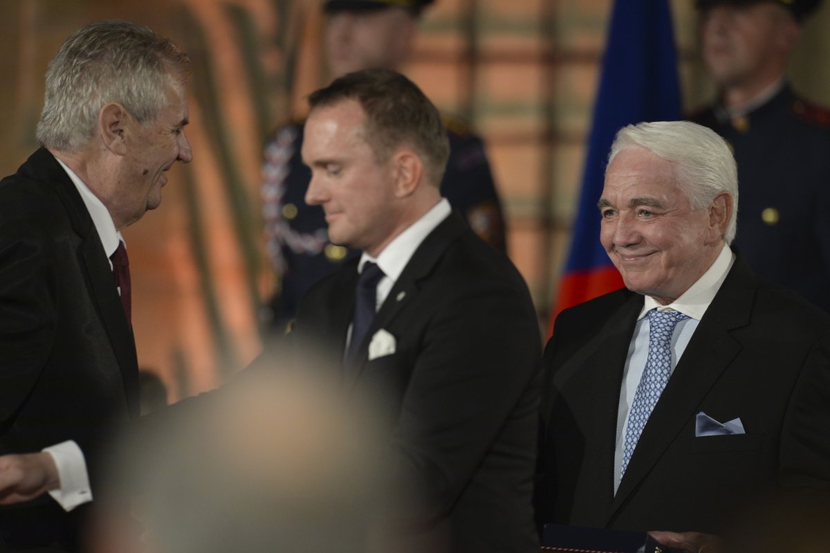 Prezident Zeman uděluje na Hradě státní vyznamenání.