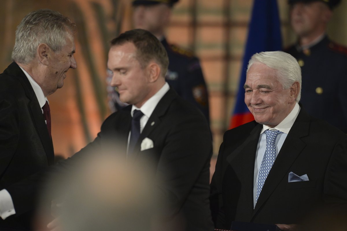 Prezident Zeman uděluje na Hradě státní vyznamenání.