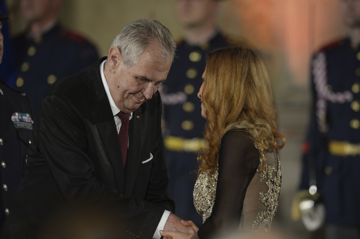 Prezident Zeman uděluje na Hradě státní vyznamenání.