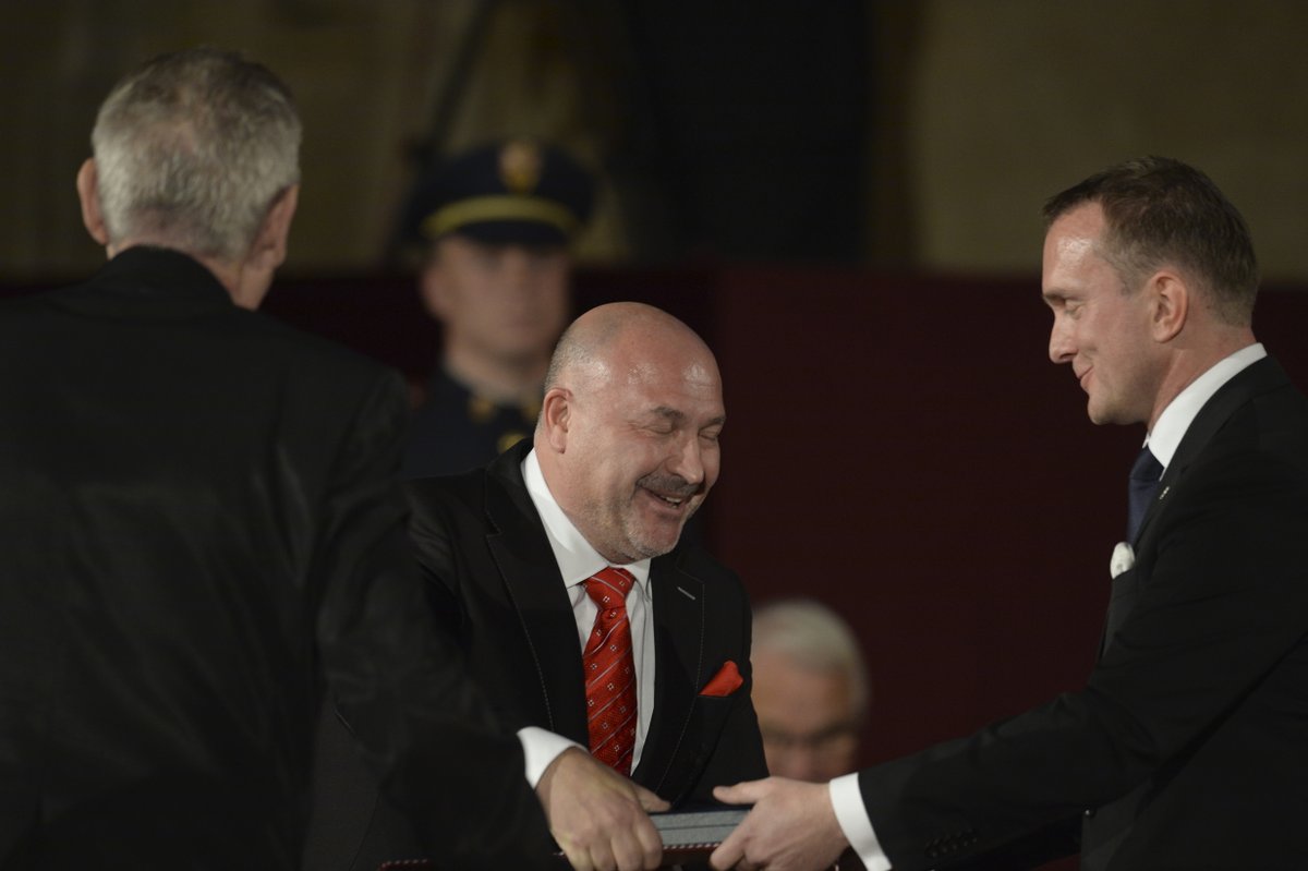 Prezident Zeman uděluje na Hradě státní vyznamenání.
