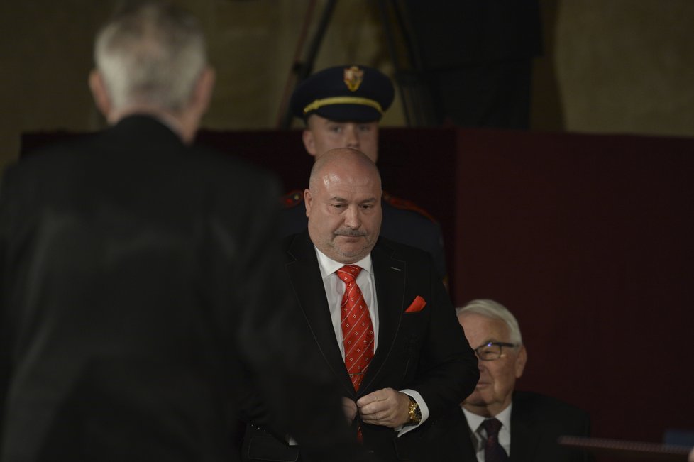 Fotogalerie Prezident Zeman uděluje na Hradě státní vyznamenání.