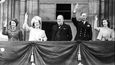 Winston Churchill s královskou rodinou oslavují Den vítězství