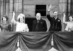 Winston Churchill s královskou rodinou oslavují Den vítězství, (8.05.1945).