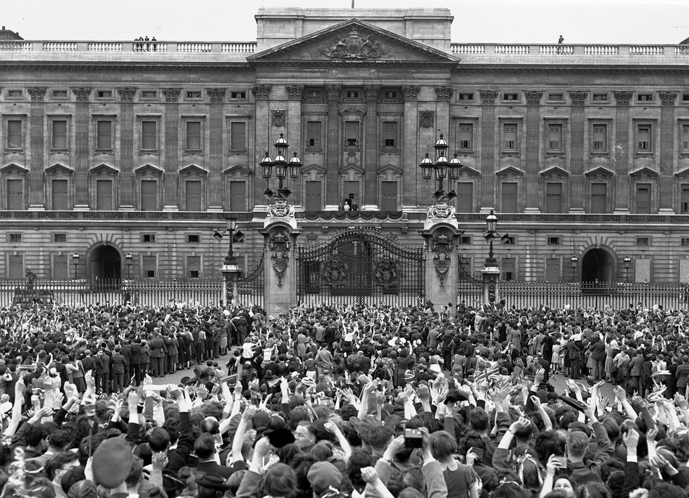 Oslavy Dne vítězství před Buckinghamským palácem, (8.05.1945).