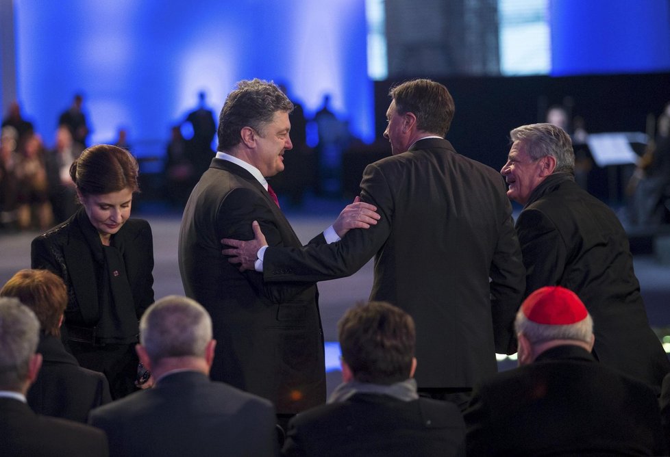 70. výročí osvobození Osvětimi: ukrajinský prezident Porošenko (vlevo) se zdraví se svým slovinským kolegou Pahorem a německým prezidentem Gauckem