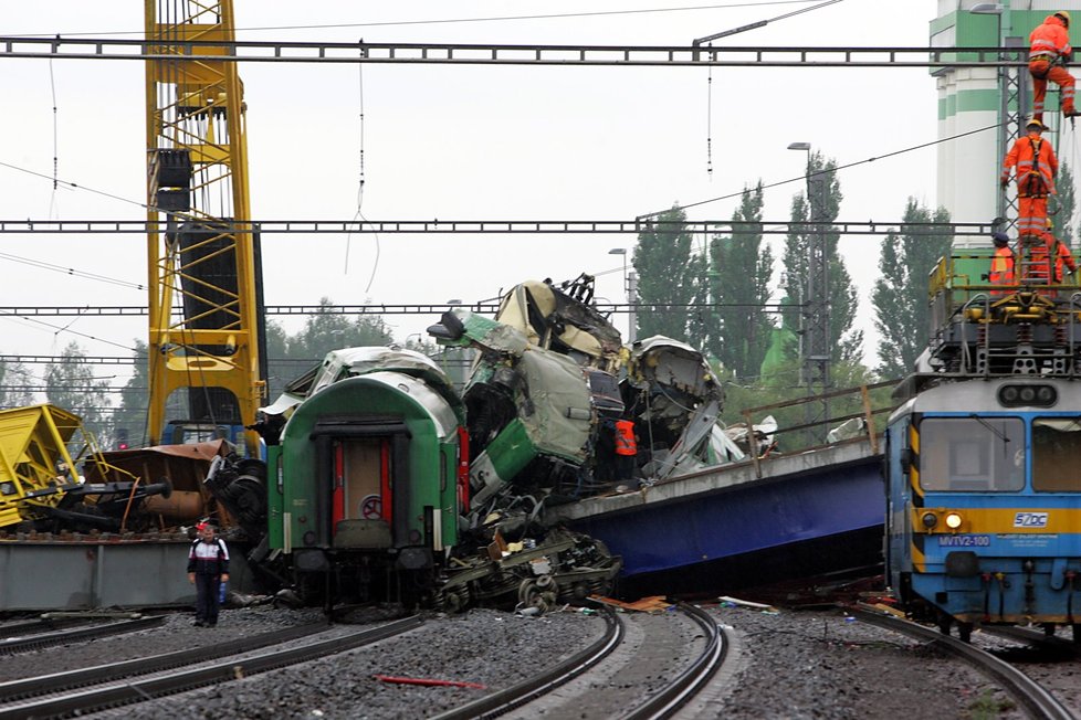 Při železničním neštěstí ve Studénce 8. 8. 2008 zemřelo osm lidí a dalších skoro sto bylo zraněno.