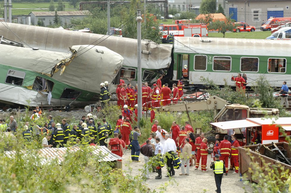 Při železničním neštěstí ve Studénce 8. 8. 2008 zemřelo osm lidí a dalších skoro sto bylo zraněno.