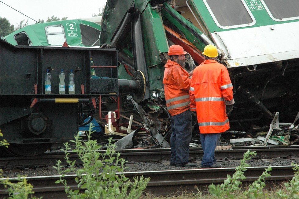 Při železničním neštěstí ve Studénce 8. 8. 2008 zemřelo osm lidí a dalších skoro sto bylo zraněno.