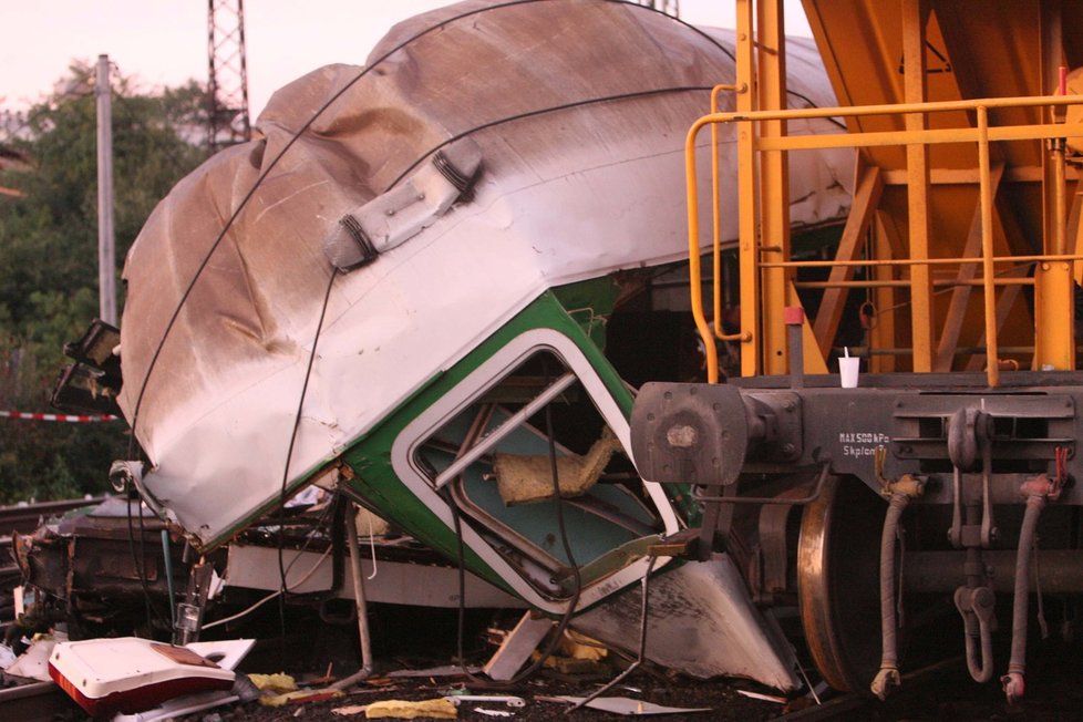 Při železničním neštěstí ve Studénce 8. 8. 2008 zemřelo osm lidí a dalších skoro sto bylo zraněno.