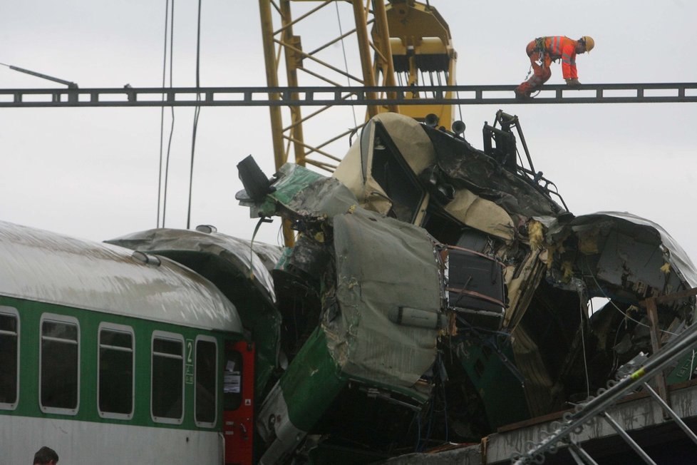 Při železničním neštěstí ve Studénce 8. 8. 2008 zemřelo osm lidí a dalších skoro sto bylo zraněno.