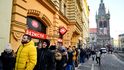 Lidé čekají na výměnu na výroční tisícikoruny v Praze