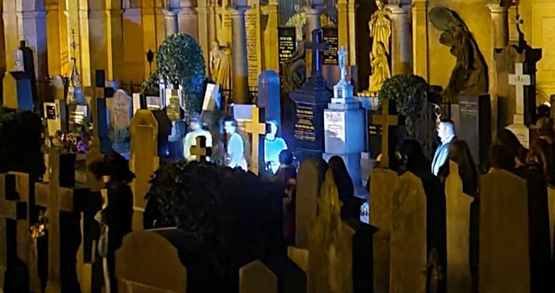 Žáci a studenti ZUŠ Praha 7 ve spolupráci s divadelním spolkem Ty-já-tr přibližuji na vyšehradském hřbitově život a dílo českých velikánů, kteří zde jsou pohřbení.
