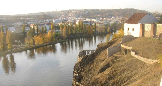 Hrál si na Horymíra? Muž se vážně zranil po pádu z vyšehradských hradeb