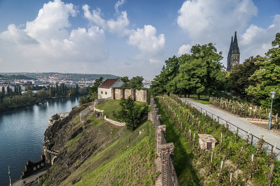 Podle Kučery je Vyšehrad doslova klenotnicí pražských památek celostátního významu. Oproti Pražskému hradu přitom nabízí oázu klidu zejména Pražanům než zahraničním turistům.