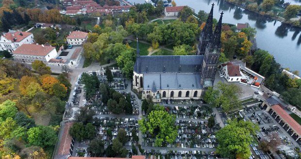 Hřbitov u chrámu je pohřebiště nejvýznamnějších českých osobností. Odpočívá zde například Božena Němcová nebo Jan Neruda.