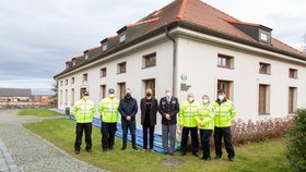 Strážníci mají novou služebnu na Vyšehradě. Pomyslnou pásku přestřihli ředitel MP Eduard Šuster s ředitelem NKP Vyšehrad Petrem Kučerou a ředitelem OŘ MP Praha 2  Václavem Vozdeckým.