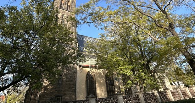 Zázrak na Vyšehradě! Střecha slavné baziliky hotová o dva roky dřív