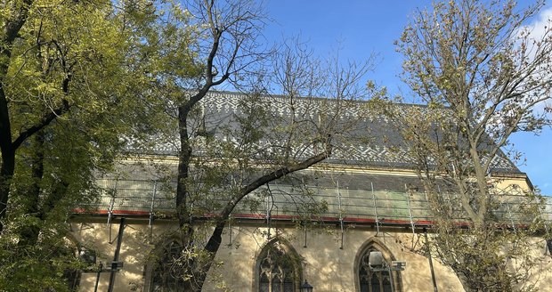 Zázrak na Vyšehradě! Střecha slavné baziliky hotová o dva roky dřív Zázrak na Vyšehradě! Střecha slavné baziliky hotová o dva roky dřív