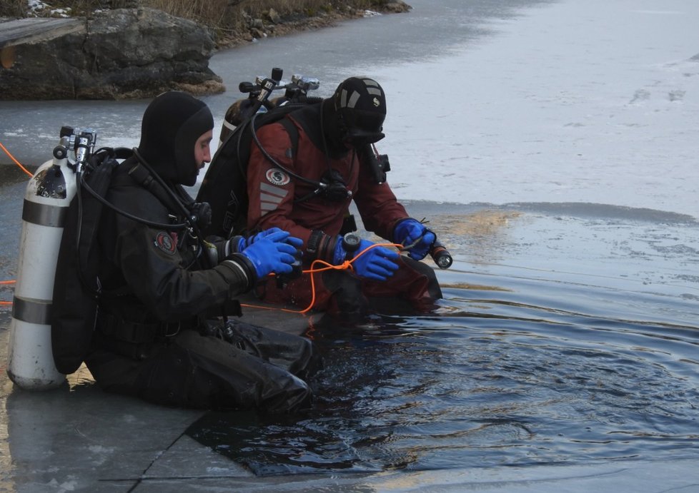 Potápěči prohledávají dno Vltavy u Vyšehradské skály.