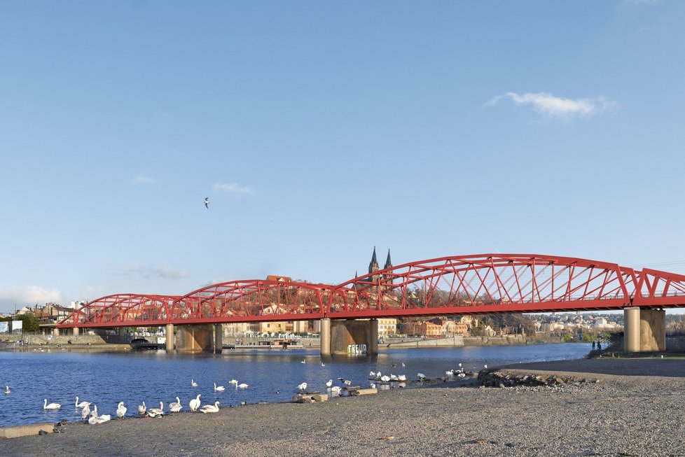 Návrh, na němž se podílel pražský IPR, skončil na druhém místě. Ctil původní podobu železničního mostu pod Vyšehradem, materiál i barvu.