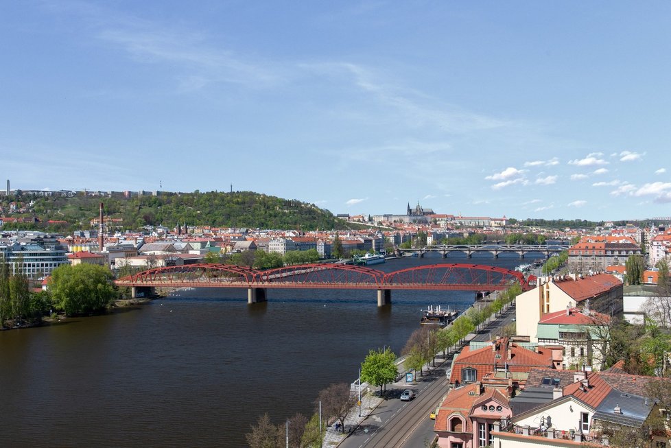 Návrh, na němž se podílel pražský IPR, skončil na druhém místě. Ctil původní podobu železničního mostu pod Vyšehradem, materiál i barvu.