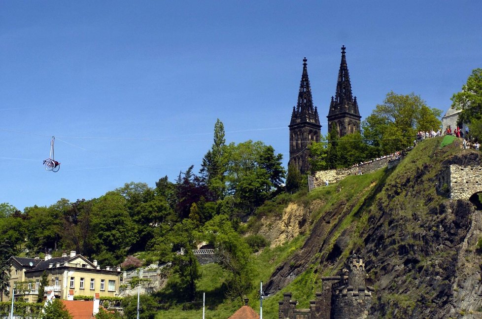 Až po smrti své prostřední manželky Adléty Uherské se stal Vratislav II. králem. A přesídlil z Pražského hradu na Vyšehrad.