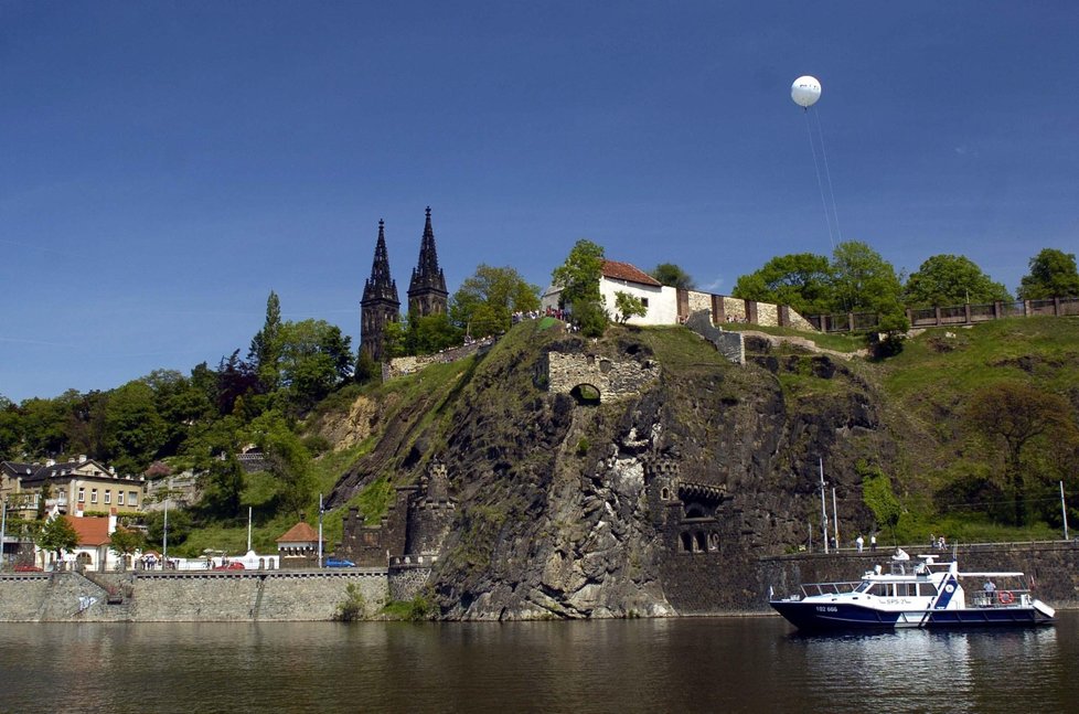 Vyšehrad je opředen mnoha pověstmi. Jedna z nejzajímavějších je rozhodně ta o čertově sloupu