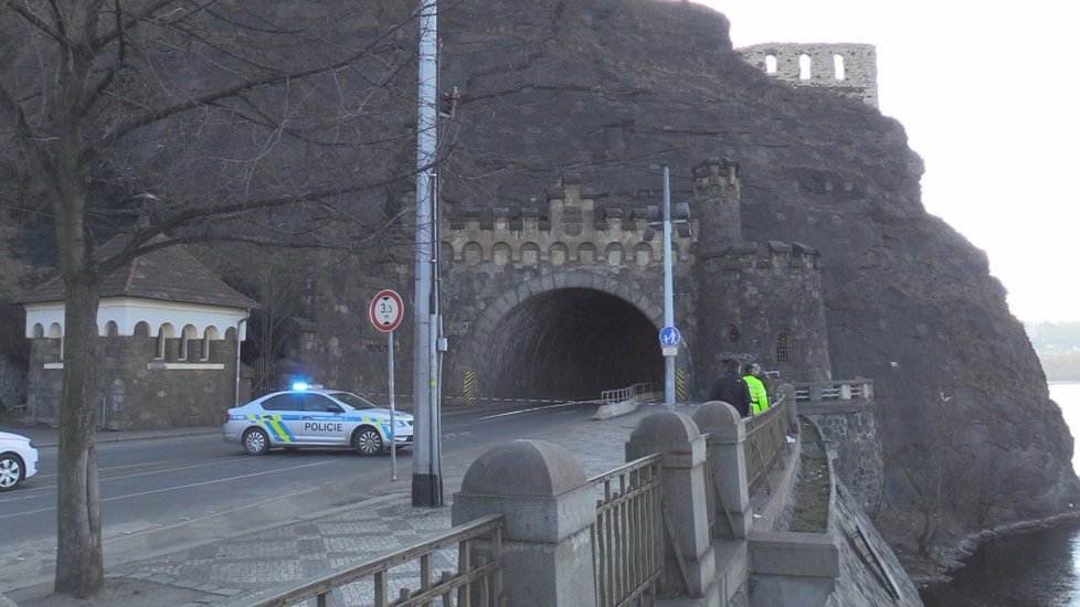 Vyšehradský tunel se na několik hodin uzavřel kvůli nálezu munice.