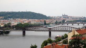 Železniční most na Smíchově je jedinečný. Zaslouží si lepší péči, míní Gebrian